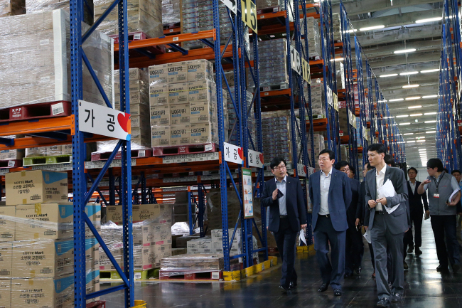 Lotte Group chairman Shin Dong-bin (second from left) visits a Lotte distribution center in Osan, Gyeonggi Province, Tuesday. (Lotte Group)