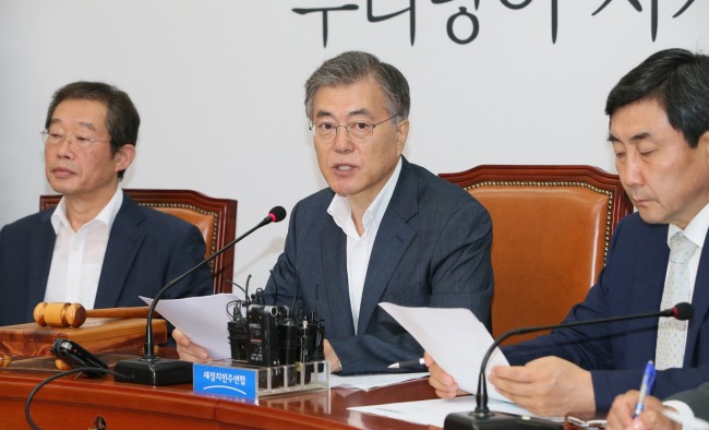 NPAD Chairman Rep. Moon Jae-in(center) made remarks during the meeting at the National Assembly on Wednesday. (Yonhap)