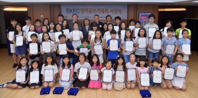 ENGLISH CONTEST -- Winners of the sixth Seoul National University of Education-Korea Herald English Contest pose during the award ceremony at the British Embassy in Seoul on Wednesday, along with (from left, back row) Hong Sun-ho, English education professor at SNUE, British Ambassador Charles Hay, Herald Corp. CEO Lee Young-man, SNUE President Shin Hang-gyun and Yu Kun-ha, head of digital services at Herald Corp. The biannual event seeks to assess students’ ability to write in English and prompt their interest in developing writing skills. (Lee Sang-sub/The Korea Herald)