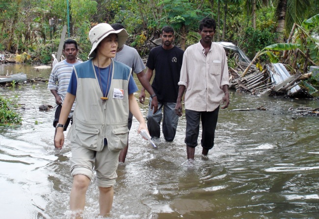 Han inspects tsunami-hit areas in Sri Lanka in 2005. (World Vision Korea)