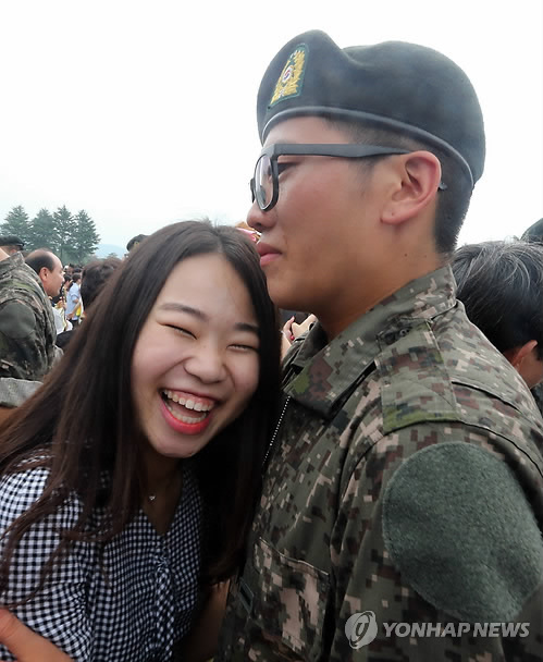 A couple reunites at the completion ceremony after a five-week basic military training course held at the Republic of Korea Army Training Center in Nonsan, South Chungcheong Province. (Yonhap)