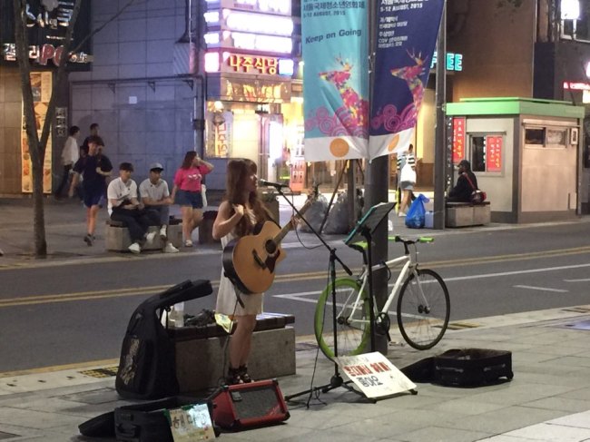 Hongdae street performance (Lim Jeong-yeo/The Korea Herald)