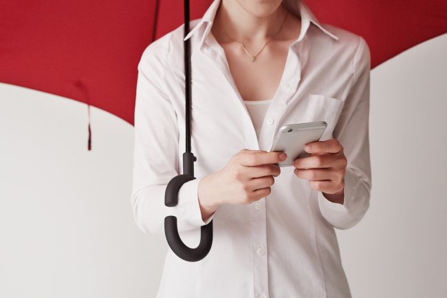 KT WINS DESIGN AWARDS -- South Korea’s leading mobile carrier KT said Monday that it has won two top awards for its phonebrella, an umbrella fitted with a smartphone holder on its handle at this year’s Red Dot Award, one of the world’s most prestigious product design competitions.(KT)