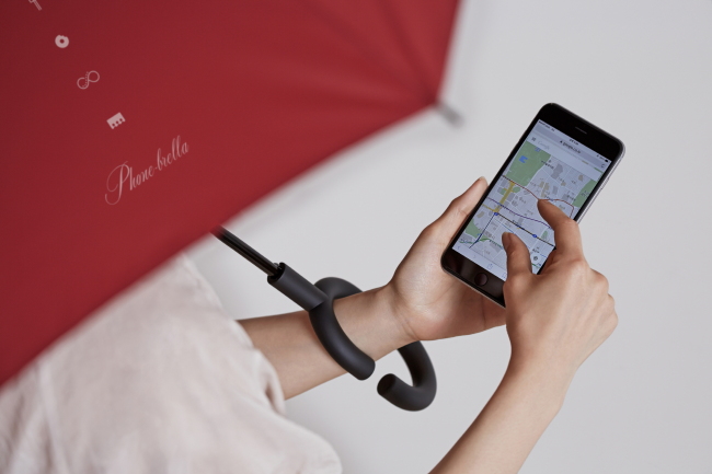 KT WINS DESIGN AWARDS -- South Korea’s leading mobile carrier KT said Monday that it has won two top awards for its phonebrella, an umbrella fitted with a smartphone holder on its handle at this year’s Red Dot Award, one of the world’s most prestigious product design competitions.(KT)