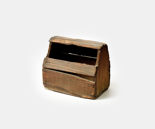 Shoe brush toolbox (The National Museum of Korean Contemporary History)