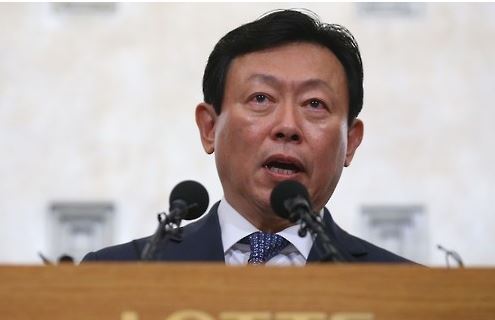 Lotte chairman Shin Dong-bin talks to the press on Tuesday at Lotte Hotel in central Seoul. Yonhap