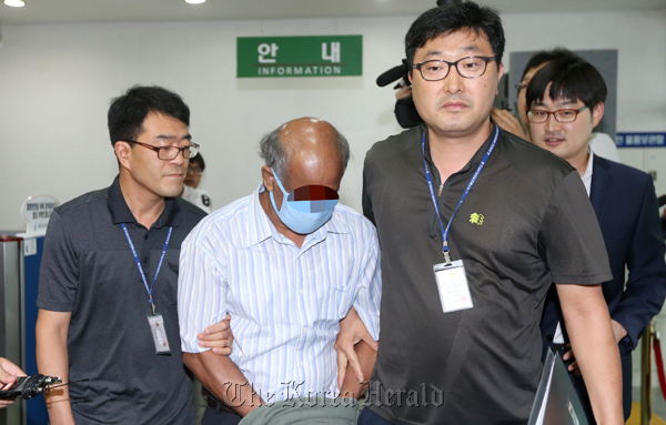The Sri Lankan man charged with robbing and raping an 18-year-old South Korean girl enters the Daegu High Court on Tuesday. (Yonhap)