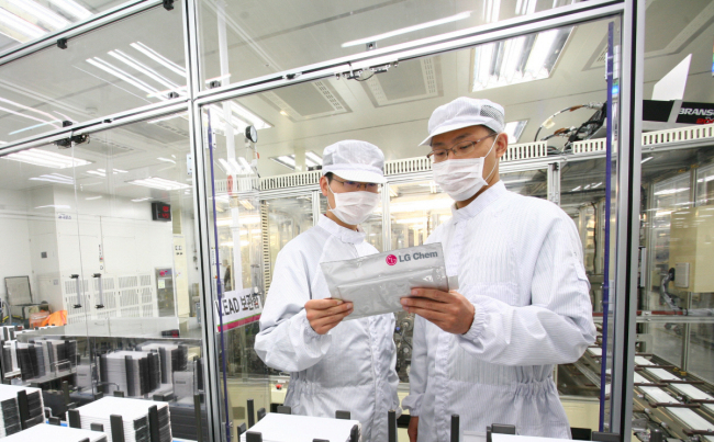 Researchers check a battery pack at LG Chem's battry production plant in Ochang, North Chungcheong Province. LG Chem