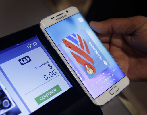 In this Aug. 6. 2015, photo, a Samsung employee demonstrates Samsung Pay using a Galaxy S6 Edge Plus in New York. (AP-Yonhap)