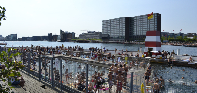 Copenhageners swim, bathe, fish and sail in the city harbor all year round, thanks to the modernization of sewage and redevelopment of harbour-front by the municipality. (State of Green)