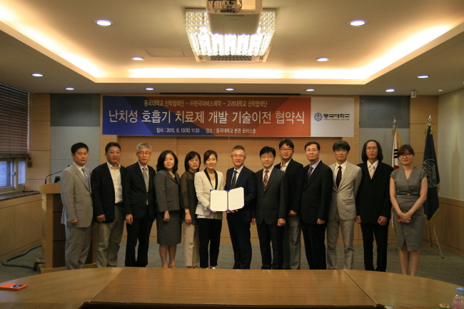 Pharvis Korea signs a deal with researchers at Korea University and Dongguk University to purchase the technology and development rights to the intractable respiratory infection treatment drug PVS02696 in Seoul on Aug. 20. (Ministry of Science, ICT and Future Planning)