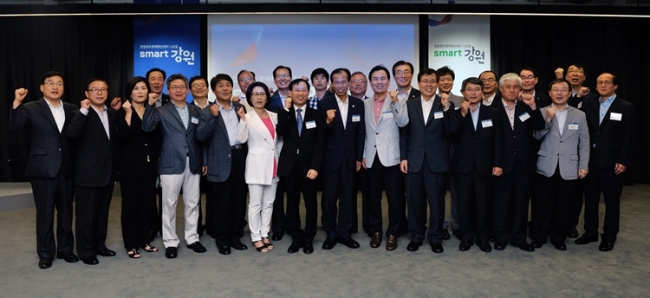 Participants in an event to mark the 100th day of the Creative Economy and Innovation Center in Gangwon, run by Internet giant Naver, pose at the center Tuesday. (Naver)