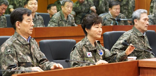 President Park Geun-hye, Defense Minister Han Min-koo (left) and National Security Office chief Kim Kwan-jin visit the headquarters of the Third Army in Yongin, Gyeonggi Province, Friday. Cheong Wa Dae