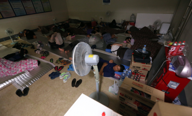 Residents take shelters at Yeoncheon County, Gyeonggi Province. (Yonhap)