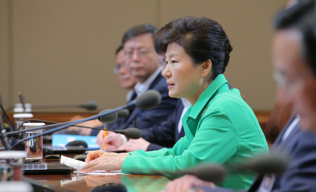 President Park Geun-hye presides over a meeting of her senior secretaries at Cheong Wa Dae on Monday. (Yonhap)