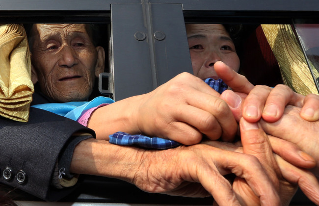 Families part ways after participating in the separated family reunion held at North Korea’s Mount Geumgang on Feb. 25, 2014. Yonhap