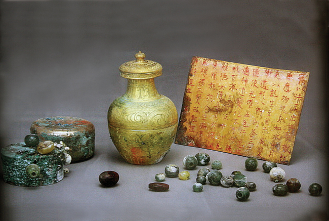 Sarira and other relics found inside the west pagoda at the Mireuksa Temple site (Iksan City Government)