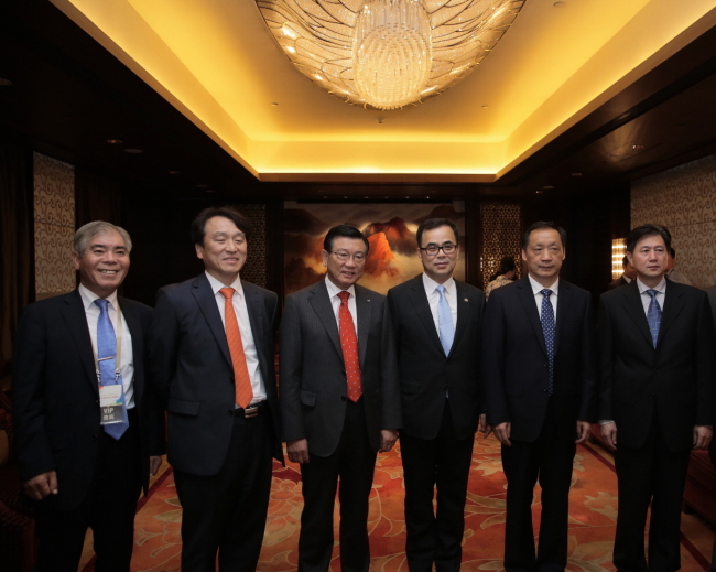 Visit Korea Committee chairman Park Sam-koo (center) poses with Korean and Chinese officials during a cultural exchange festival in Beijing on Tuesday.   Kumho Asiana