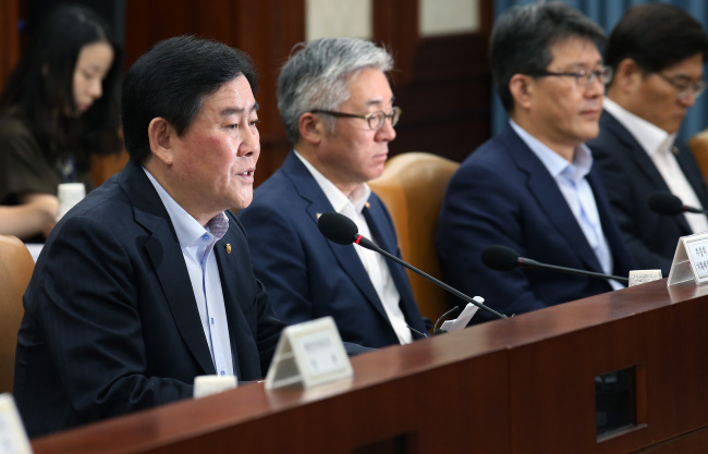 Finance Minister Choi Kyung-hwan(left) speaks during a meeting of the economic-related ministers at Seoul Government Complex on Wednesday. (Yonhap)