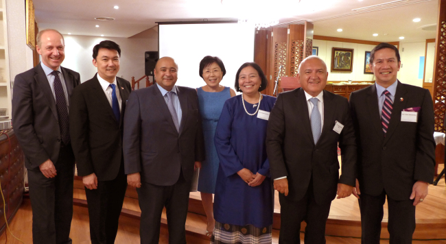 (From left) European Union Delegation First Counsellor Johan Vandromme, Singaporean Ambassador Yip Wei Kiat, Kuwaiti Ambassador Jasem Albudaiwi, CICI president Choi Jung-hwa, Malaysian Ambassador Rohana Ramli, Turkish Ambassador Arslan Hakan Okcal and Philippine Ambassador Raul Hernandez pose at a Korea Cultural Quotient Club meeting. Joel Lee/The Korea Herald