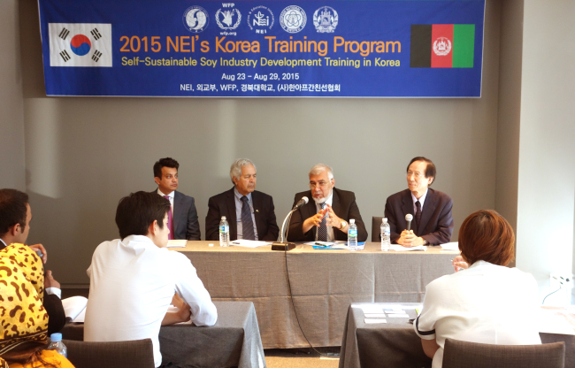 Members of Afghanistan’s private sector delegation speak at a press conference at Hotel Shilla Stay in Seoul on Thursday. From left are CEO of Afghanistan Capital Market Ahmad Bassam, chairman of Economic Development Noorullah Delawari, presidential adviser on private sector development and food security Khan Jan Alokozai, and CEO of Nutrition and Education International Steven Kwon. NEI