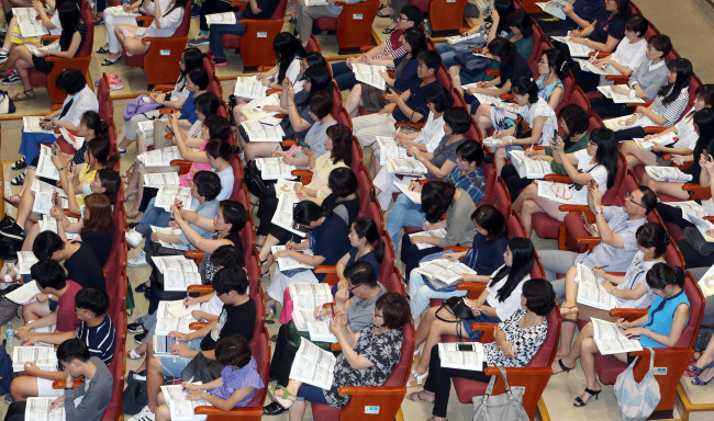 Students and parents listen to a lecture by the Seoul Education Research and Information Institute on how to write self-introductory essays for college applications at Soongsil University in Seoul on Aug. 23. (Yonhap)