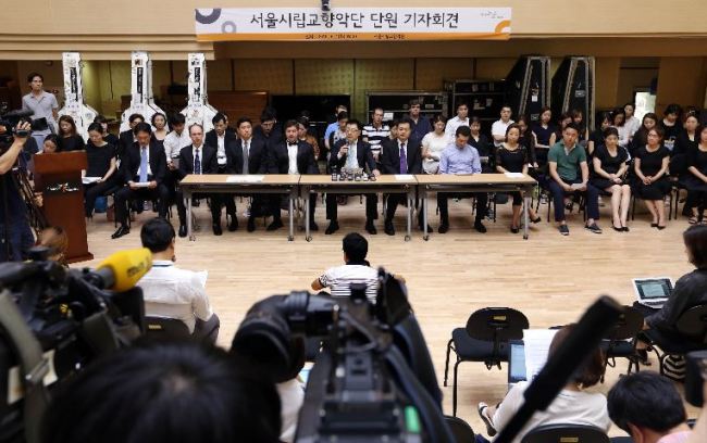 Members of the Seoul Philharmonic Orchestra hold a press conference at the Sejong Arts Center in Seoul on Tuesday to publicly announced their desires to have long-time SPO Maestro Chung Myung-whun remain with the orchestra despite all past controversies. (Yonhap News)