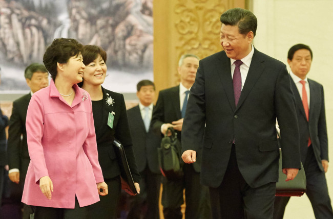 South Korean President Park Geun-hye walks with Chinese President Xi Jinping after their summit talk at the Great Hall of the People in Beijing, China, Wednesday. (Yonhap)
