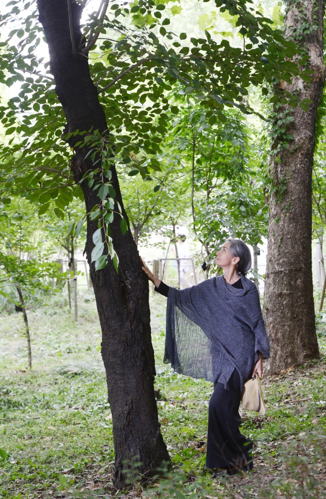 영화배우 문숙. 박해묵 기자/mook@heraldcorp.comNatural healing instructor Moon Sook poses near Yangjaecheon Stream in southern Seoul on Aug. 26. (Park Hae-mook/ The Korea Herald)