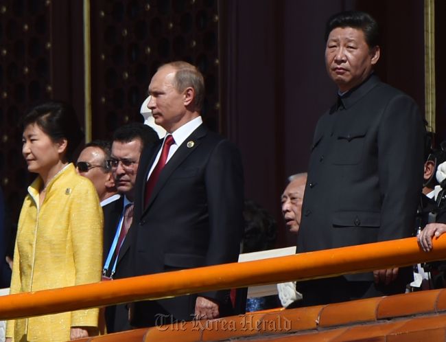 President Park Geun-hye (left), Chinese President Xi Jinping (right), Russian President Vladimir Putin and other leaders and high-level officials from around the world observe a massive military parade in Beijing on Thursday to mark the 70th anniversary of the victory in World War II. (AFP-Yonhap)