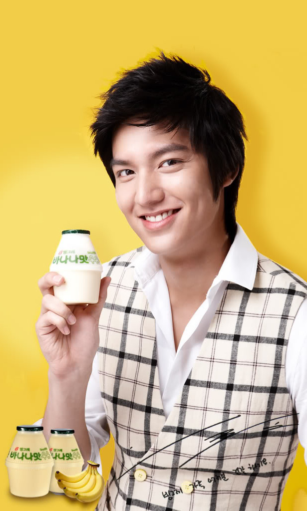 Actor Lee Min-ho poses with Binggrae’s banana-flavored milk. (Binggrae)
