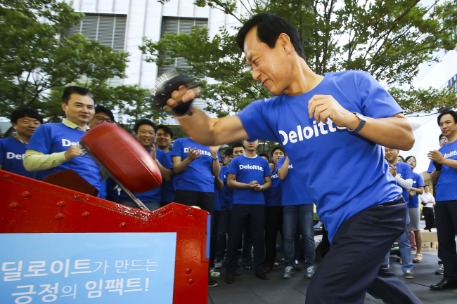 Deloitte Korea CEO Ham Jong-ho hits the “donation punching” machine at the company’s Impact Day, an annual social contribution event initiated by its global headquarters, held at Yeouido IFC Mall in Seoul on Tuesday. This year, the accounting firm installed a punching machine so that every time any employee or citizen throws a punch, the corresponding points will be converted into a donation fund. Deloitte Korea