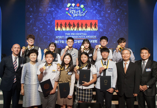 Prudential International Insurance Asia president Jan van den Berg (front row, far left), Prudential Foundation of Korea chairwoman Sohn Byoung-ok (front row, second from left) and Prudential Life Insurance of Korea CEO Kurtis Jang (front row, far right) pose with the awardees at the Spirit of Community Awards ceremony in Seoul on Tuesday. (Prudential Foundation of Korea)