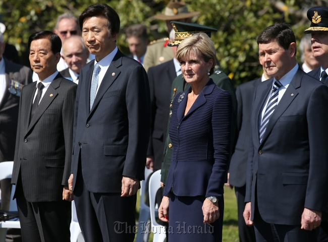 Foreign Minister Yun Byung-se (second from left)and Defense Minister Han Min-koo (far left) pay tribute to fallen soldiers at the Korean War Memorial in Sydney on Friday along with their Australian counterparts Julie Bishop (second from right) and Kevin Andrews. (Yonhap)