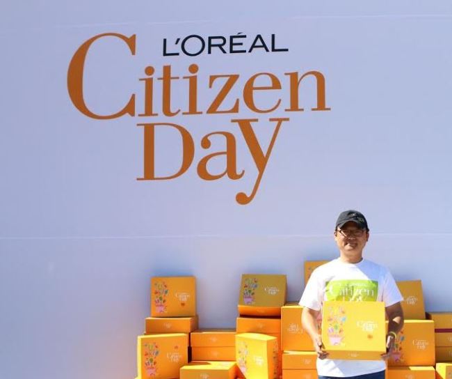 Jeong Jae-won, quality and project manager at the company’s distribution center, poses in front of “Angel” gift boxes at Jamsil Auxiliary Stadium in Seoul.