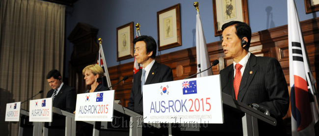 Foreign Minister Yun Byung-se (second from right) and Defense Minister Han Min-koo (far right) and their Australian counterparts, Julie Bishop (second from left) and Kevin Andrews, speak at a joint news conference in Sydney on Friday. (Defense Ministry)