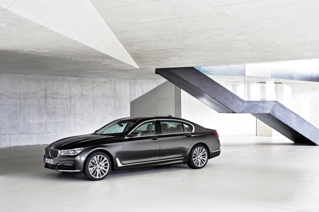 A driving shot of the new BMW 7 Series sedan 