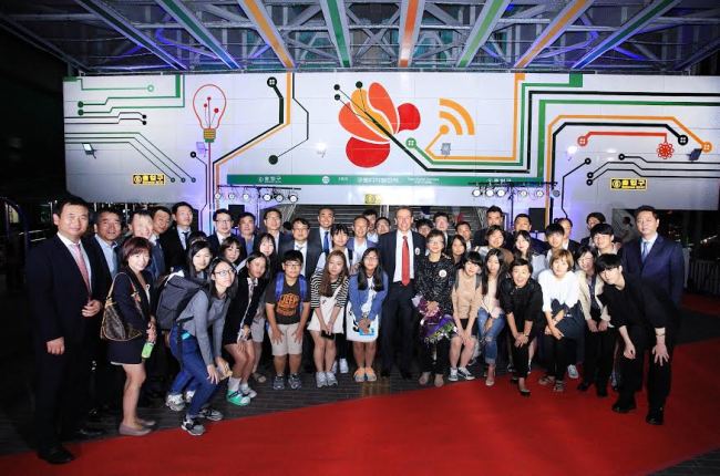 Han Sung Motor CEO Ulf Ausprung (center) poses with the “Dream Gream” members and other participants of the “City Guerilla Project in Guro,” on Sept. 9 in Seoul. (Han Sung Motor)