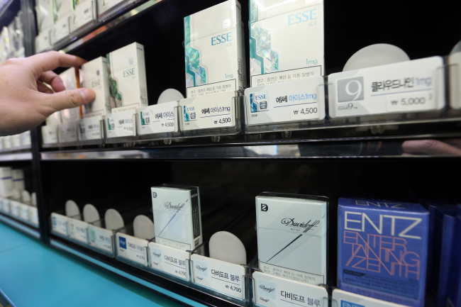 Cigarettes are displayed at a store in Seoul. (Yonhap)