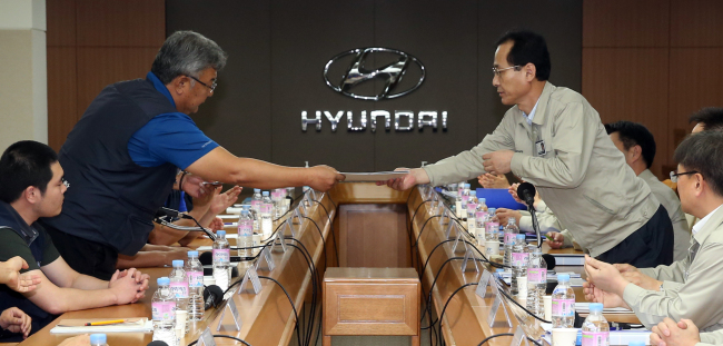 Hyundai Motor management strikes an agreement with related labor unions in Seoul on Monday to hire 6,000 temporary subcontractor workers as permanent employees by 2017. (Yonhap)