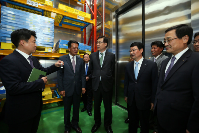 Korea Development Bank chairman Hong Ky-ttak takes a guided tour of Celltrion, a KOSDAQ-listed biopharmaceutical company supported by KDB’s program, in Incheon on Thursday. (KDB)
