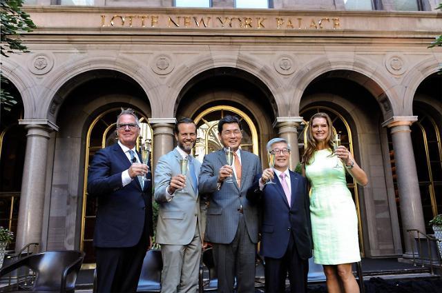 (From left) Lotte New York Palace managing director John Tolbert, city tourism chief Fred Dixon, Korea’s New York Consul General Kim Gee-hwan, Lotte Hotel CEO Song Yong-dok and actress Brooke Shields pose during a sign hanging ceremony Wednesday at the Lotte New York Palace. (Hotel Lotte)