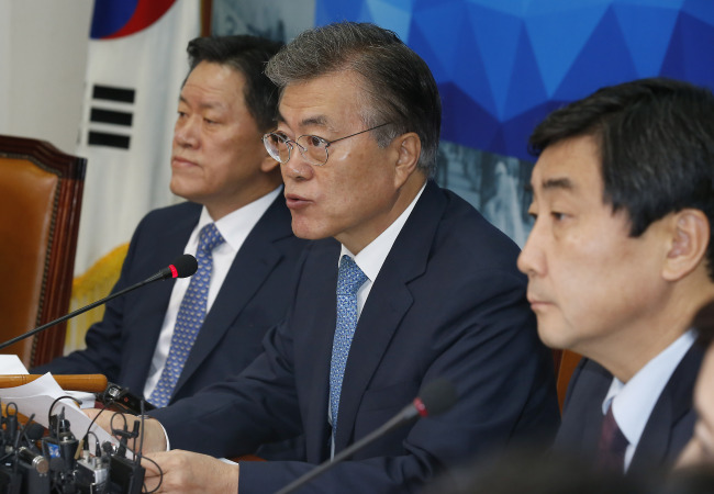 Rep. Moon Jae-in, leader of the main opposition New politics Alliance for Democracy, speaks during the party`s Supreme Council meeting on Friday. (Yonhap)