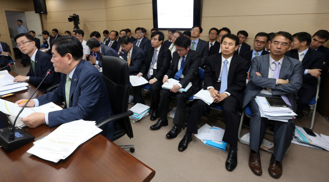 Officials of the Ministry of Strategy and Finance wait to help Minister Choi Kyung-hwan (front row, second from left) at the parliamentary audit session on Sept. 14. (Yonhap)