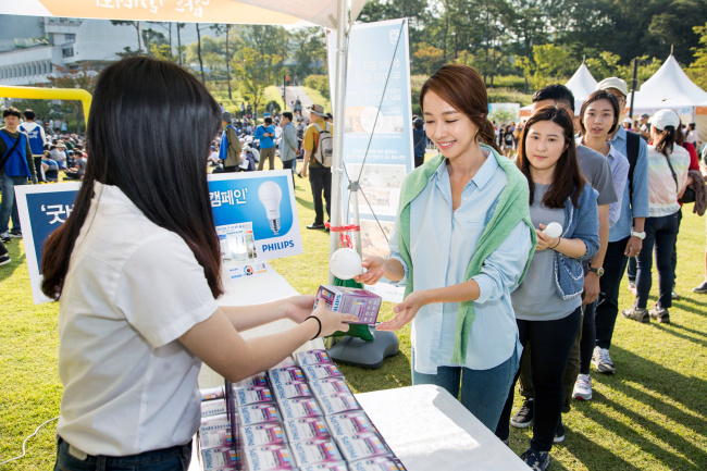 BYE-BYE BULBS -- Philips Korea runs its “Goodbye Light Bulb” campaign during the Namsan Million-Person Walking Festival on Sunday, in which they asked citizens to bring in expired light bulbs and exchanged them for new LED lamps, which have higher energy efficiency. Korea stopped producing and selling incandescent light bulbs in 2014.      Philips Korea