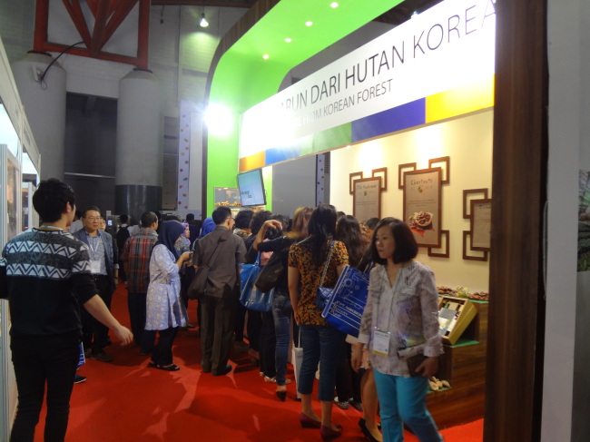 Visitors flock to the Korean forest product section at a global food convention in Indonesia in April. (KFS)