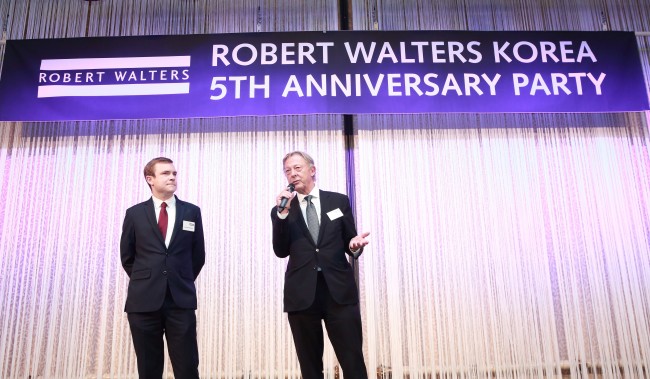 ROBERT WALTERS ANNIVERSARY -- Robert Walters Group CEO Robert Walters (right) attends a ceremony to celebrate the fifth anniversary of its Korea office in Seoul last week. Around 170 people attended the party in which Korean branch manager Duncan Harrison (left) gave a speech.        Robert Walters Korea