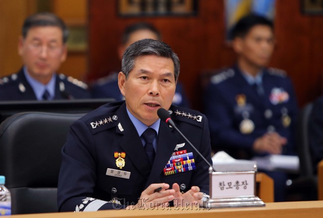 Air Force Chief of Staff Gen. Jeong Kyeong-doo speaks during a parliamentary audit on Tuesday at the Air Force’s headquarters in the Gyeryongdae military compound in South Chungcheong Province. (Yonhap)