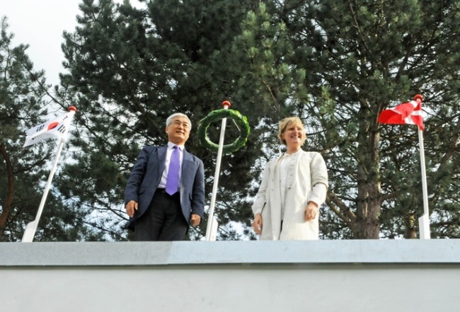 Korean Ambassador to Denmark Ma Young-sam (left) and a representative of design company By Lassen smile during the “Rejsegilde” ceremony in Charlottenlund, Denmark, on Tuesday. The Korean Embassy in Denmark