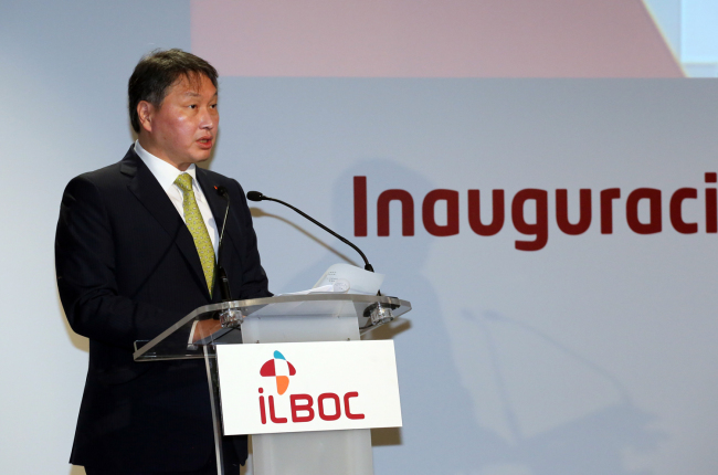 SK Group chairman Chey Tae-won speaks during a celebratory ceremony to mark the completion of a new lube base oils plant built by ILBOC, a joint venture established by SK Lubricants and Repsol, in Cartagena, Spain, on Tuesday. (SK Innovation)